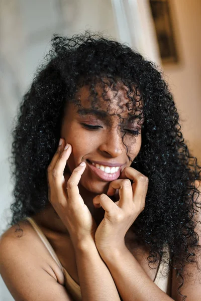 Gros plan portrait de femme afro américaine heureuse aux cheveux bouclés noirs . — Photo