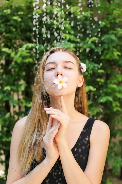 Sanftes Porträt eines Mädchens, das Wassertropfen aus der Dusche genießt. — Stockfoto