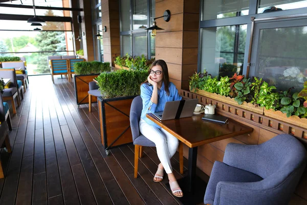 Menina encantadora beber chá no restaurante   . — Fotografia de Stock