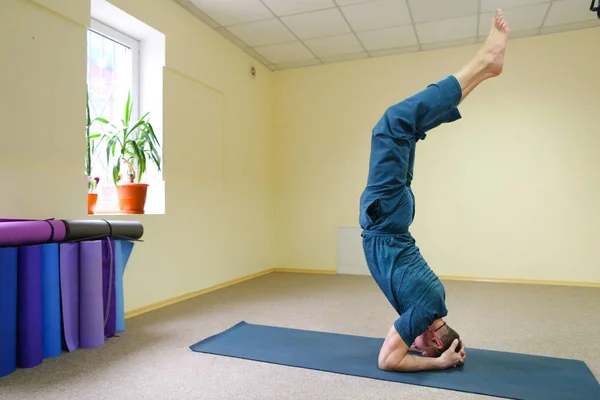 Hermosa joven americana realiza asanas de yoga . — Foto de Stock