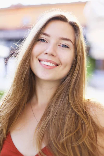 Portrait de jeune fille souriante européenne dehors, portant des vêtements rouges . — Photo