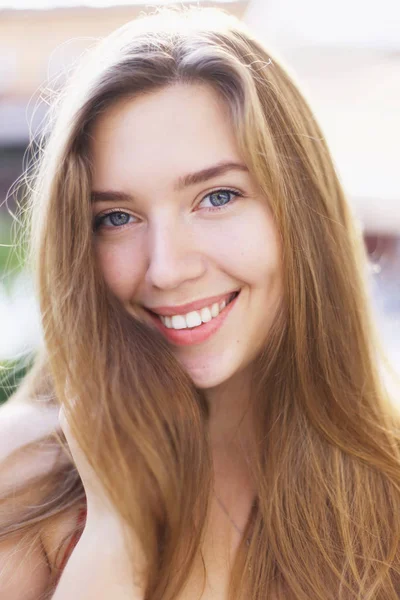 Nahaufnahme Porträt eines jungen europäischen lächelnden Mädchens draußen. — Stockfoto
