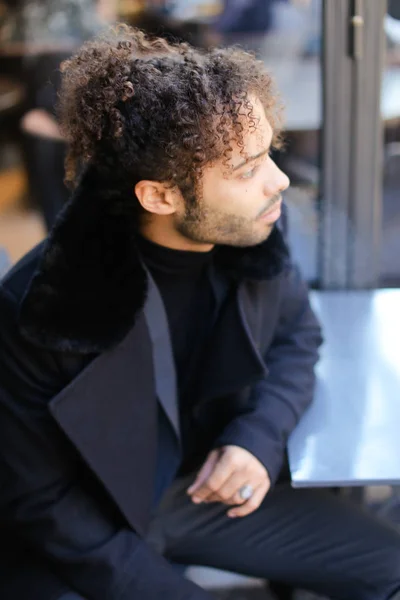 Hombre afroamericano con pelo rizado usando abrigo . — Foto de Stock