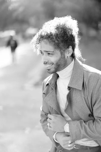 Retrato blanco y negro del hombre afro americano sonriente con el pelo rizado . — Foto de Stock