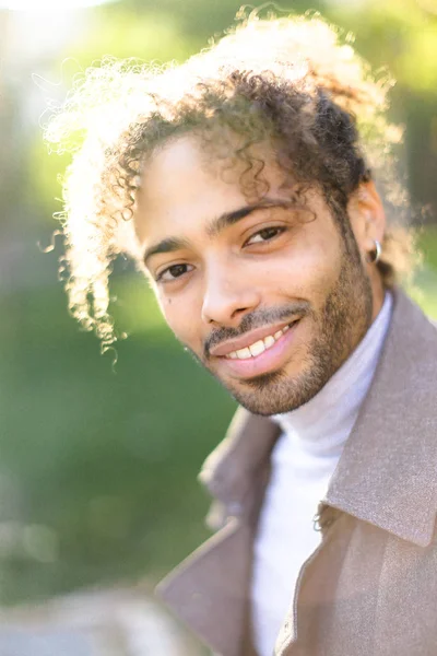 Porträt eines afroamerikanischen lächelnden Mannes mit lockigem Haar. — Stockfoto