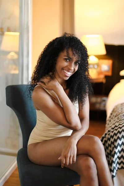 Jeune belle afro américaine fille portant des sous-vêtements et assis dans la chambre . — Photo