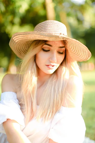 Porträtt av ung blondin kaukasiska kvinna i hatten. — Stockfoto