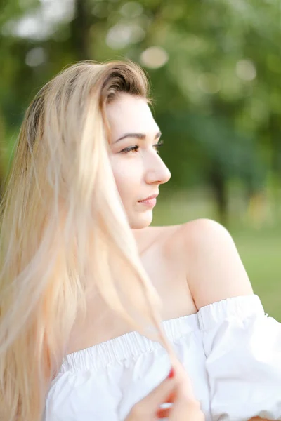 Retrato de jovem mulher bonita, fundo verde . — Fotografia de Stock