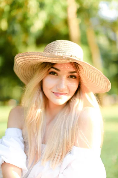 Portrait de jeune femme blonde souriante au chapeau . — Photo