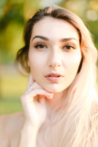 Closeup portrait of young beautiful woman, green background. — Stock Photo, Image