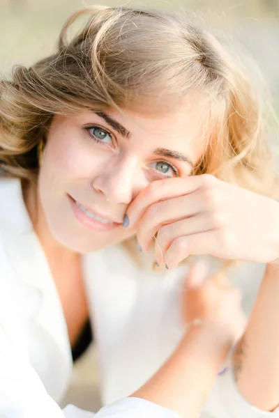 Portrait de femme blonde aux cheveux bouclés . — Photo