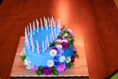 Kopya alanı ile ahşap arka plan üzerinde Mavi izole pasta.