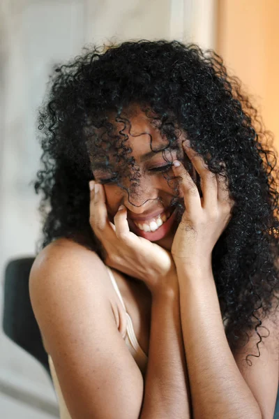 Gros plan portrait de souriante afro américaine aux cheveux bouclés noirs . — Photo