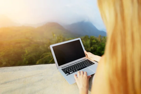 Sol foto de chica rubia usando el ordenador portátil, montañas en el fondo, Tailandia . — Foto de Stock