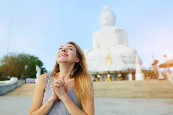 Joven chica feliz cerca de la estatua de Buda en Phuket, Tailandia . — Foto de Stock