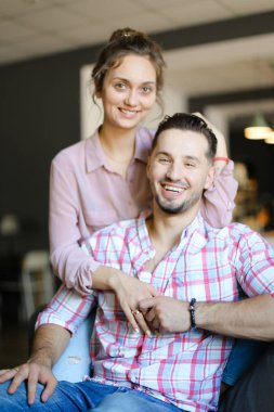 Mutlu genç koca evde eşi ile oturan.