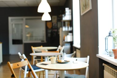 Masada coffe, akıllı telefonlar ve pasta bardak ile Boş kafe.