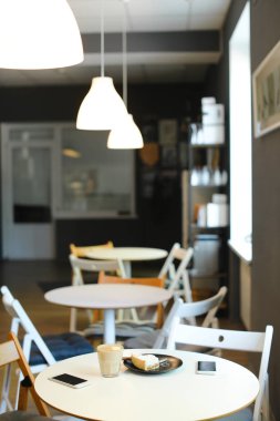 Masada coffe, akıllı telefonlar ve pasta bardak ile Boş snugly kafe.