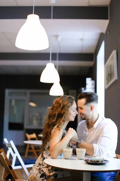 Junges hübsches Mädchen sitzt mit Freund im Café und ruht sich aus. — Stockfoto