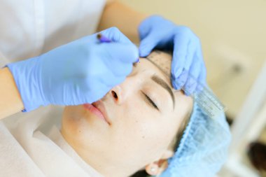 Mikroblading önce genç kız için kaşları şekillendirme Cosmetologist.