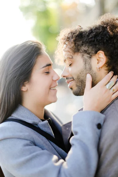 Flicka kramar Afro American boy med lockigt hår. — Stockfoto