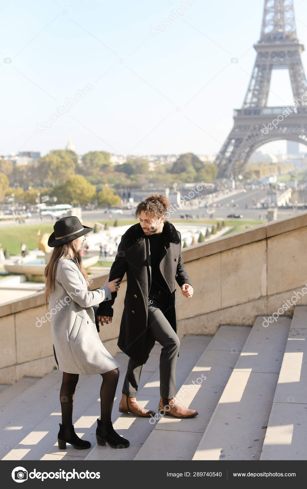 アフロアメリカ人の男と階段を歩く帽子の白人の女の子 背景にエッフェル塔 パリ ストック写真 C Sisterspro アフロアメリカ人の男と階段を歩く帽子の白人の女の子 背景にエッフェル塔 パリ ストック写真 C Sisterspro