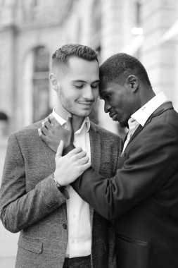 Afro-Amerikan gay kucaklaşmasının siyah-beyaz fotoğrafı.