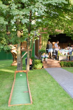 Kafe yakınlarında golf oynamak için çocuk parkı.