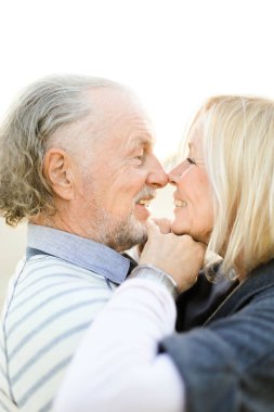 Yaşlı çiftin burun çekme portresini kapat..
