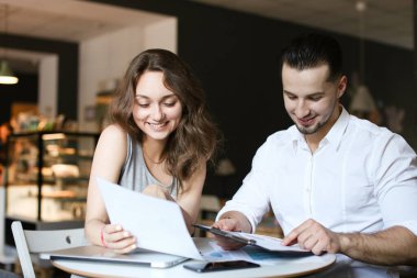 Belgelerle çalışmak ve patronla konuşmak genç mutlu işkadını.