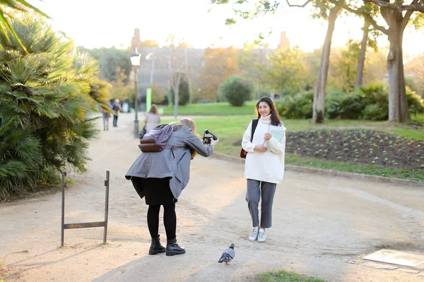 Fotograf fotografera kinesisk student med dokument utomhus. — Stockfoto