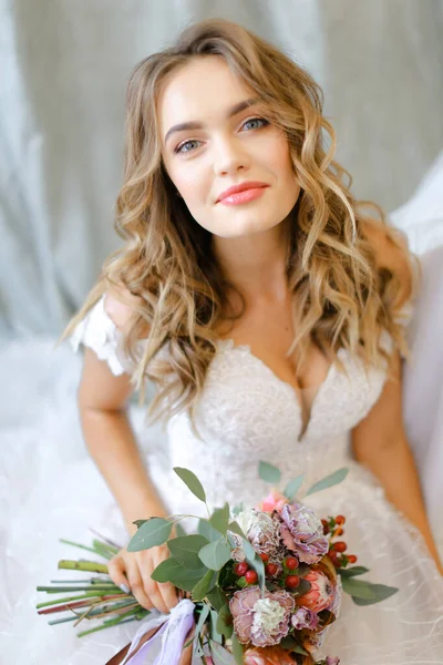 Ξανθιά νύφη με μπουκέτο λουλούδια σε φωτογραφικό στούντιο. — Φωτογραφία Αρχείου