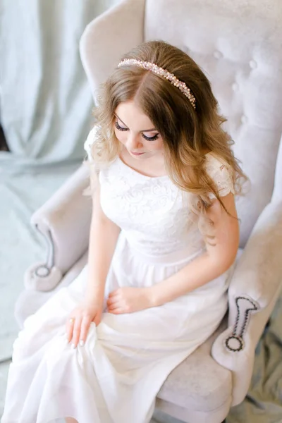 Schöne Braut im Sessel im Fotostudio. — Stockfoto