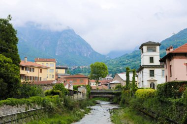Muhteşem İtalyan Mandello manzara güzel evler, ağaçlar ve dağlar arka planda.