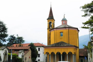 Sarı İtalyan kilise dış Mandello del Lario sütunlarda ile.