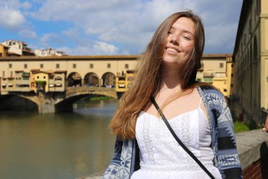 Arka planda Ponte Vecchio Köprüsü, Floransa mimari genç kadın.