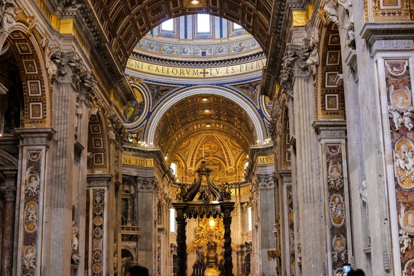 Εσωτερικό της καθολικής εκκλησίας στην Ιταλία. — Φωτογραφία Αρχείου