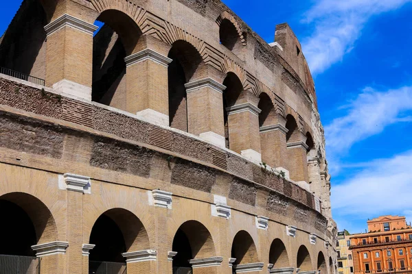 Zbliżenie Koloseum w Rzymie z chmury w tle, Włochy. — Zdjęcie stockowe