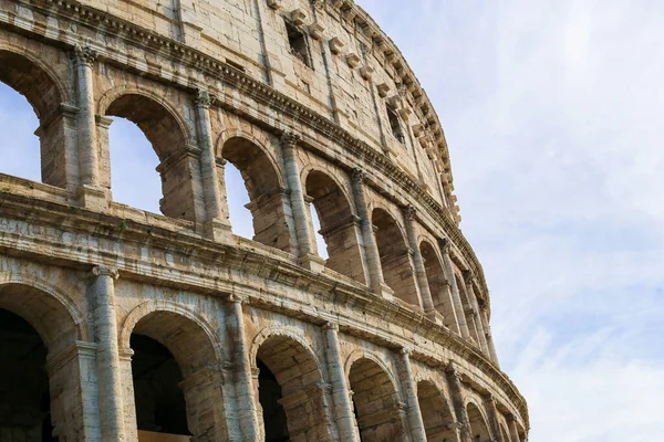 Zbliżenie Koloseum w Rzymie z niebieski niebo w tle, Włochy. — Zdjęcie stockowe