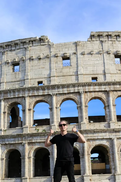 Homem de pé perto de Coliseu em fundo em Roma, Itália . — Fotografia de Stock