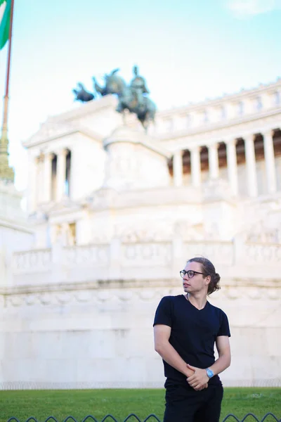 Joven turista de pie cerca de monumento a Vittorio Emanuele II en Roma, Italia . — Foto de Stock