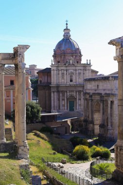 Şaşırtıcı kalıntıları Roma Forumu ve kilise Roma, İtalya.