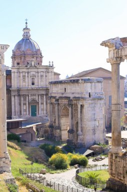 Büyük kalıntıları Roma Forumu ve kilise Roma, İtalya.