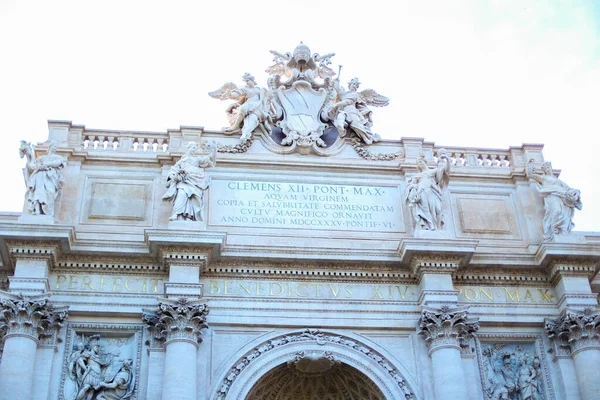 Papa Clemens XII inscripción en el ático de la fuente de Trevi en Roma, Italia . —  Fotos de Stock