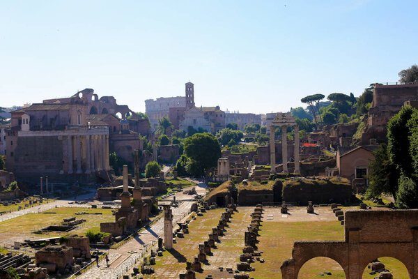 Antiguas ruinas famosas del Foro Romano en Roma, Italia . — Foto de Stock