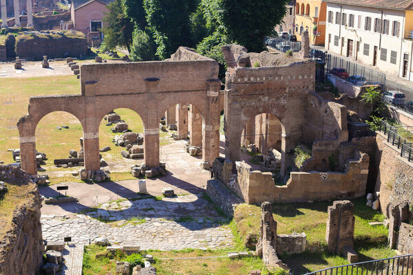 Increíbles ruinas y arcos del Foro Romano en Roma, Italia . — Foto de Stock