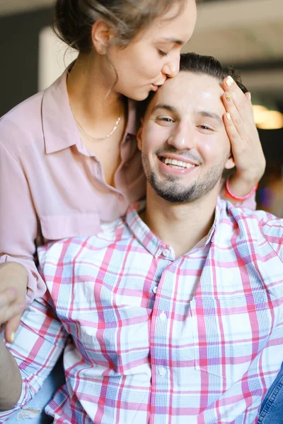 Feliz mulher pessoa beijando homem . — Fotografia de Stock