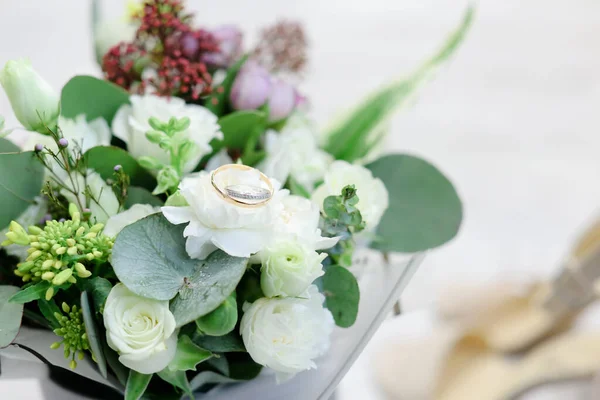Nahaufnahme Hochzeit schöner Strauß mit Ringen. — Stockfoto