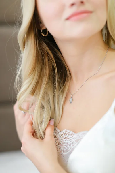 Close up lábios de mulher loira vestindo roupas brancas . — Fotografia de Stock