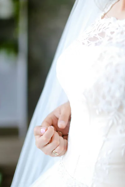Closeup vestido de noiva e mão . — Fotografia de Stock